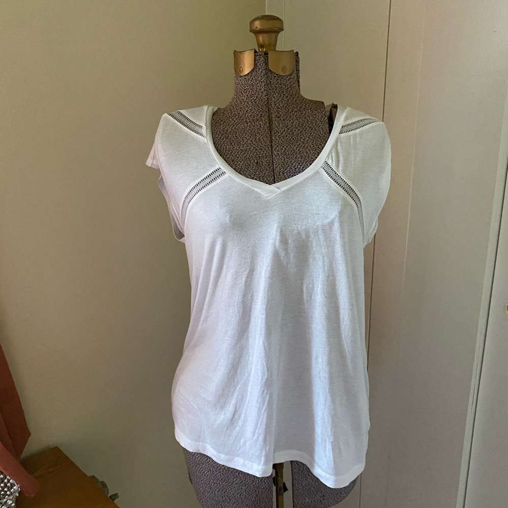 White Detailed T-shirt. Never worn. Light fabric.